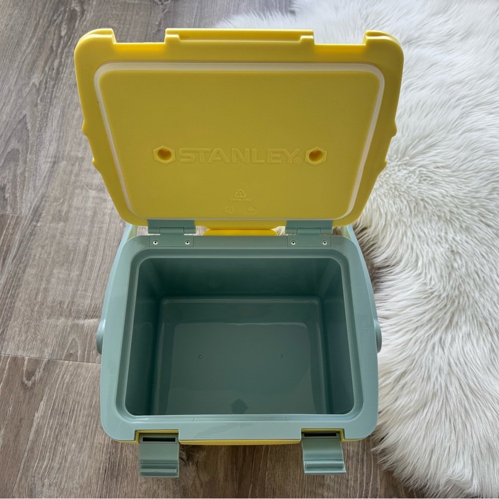 💛 STANLEY Easy-Carry Outdoor Cooler 7 QT Pomelo - Picture 13 of 16